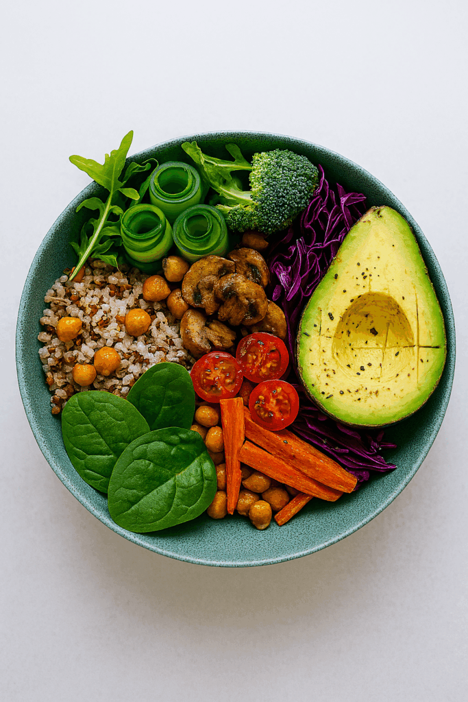 Bunte Bowl mit frischem Gemüse, Hülsenfrüchten und Tofu – gesunde pflanzliche Eiweißquellen in der vegetarischen Ernährung.